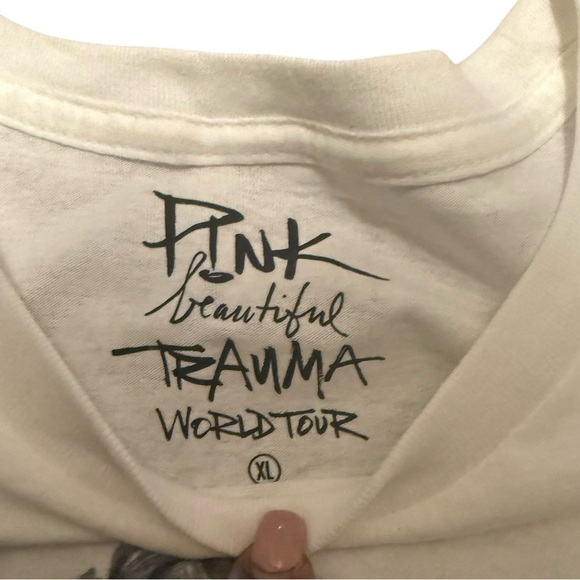 “PINK” -Beautiful Trauma” World Tour 2018 White Graphic T-Shirt size XL - Picture 2 of 3